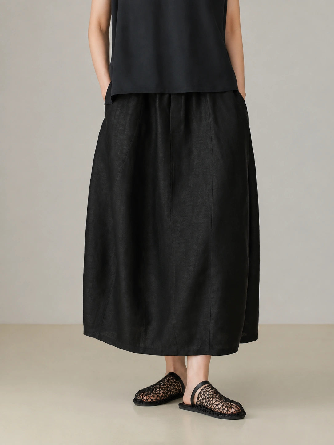 Black Xiangyunsha mulberry silk bubble skirt with elegant drape and minimalist oriental design