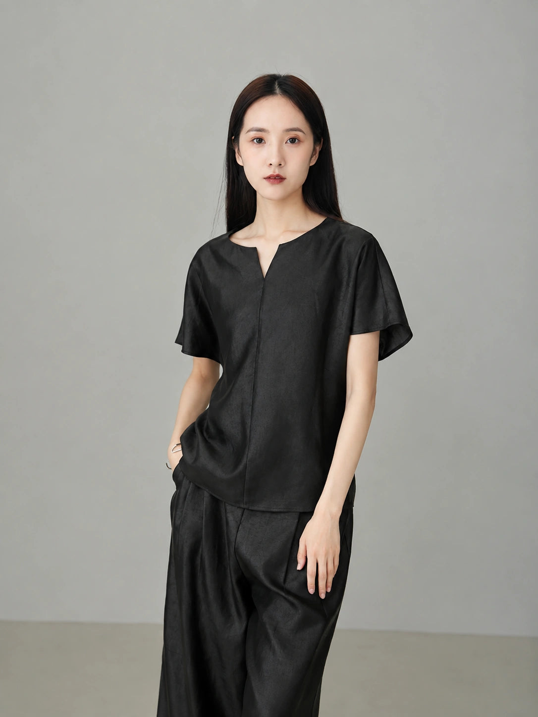 Black Xiangyunsha mulberry silk short sleeve top for women with minimalist Chinese-inspired design and elegant relaxed fit.