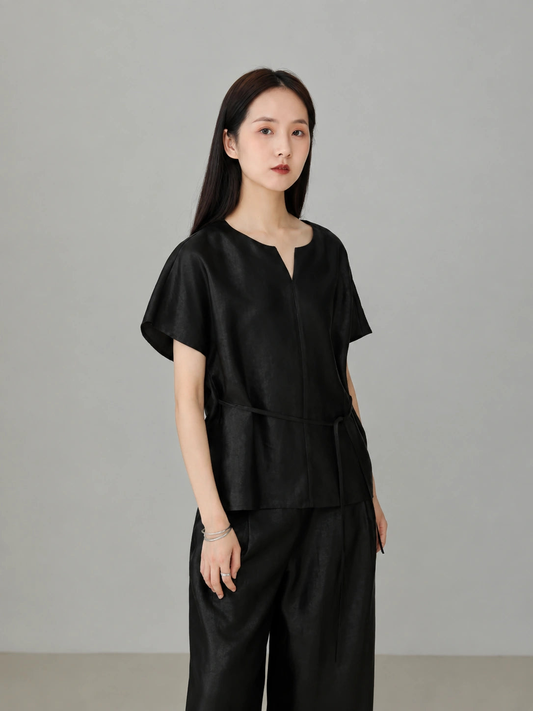 Black natural silk Xiangyunsha top styled in modern Chinese-inspired fashion with a relaxed silhouette and sophisticated summer look.