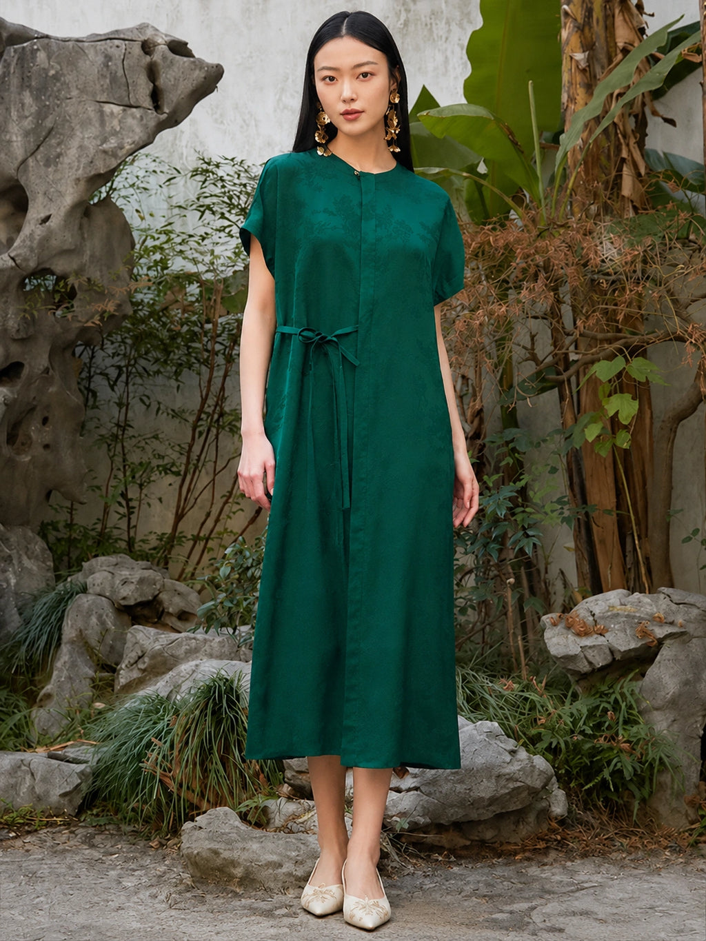 Emerald green jacquard viscose midi dress with adjustable waist tie.