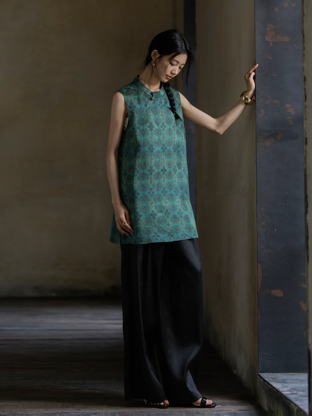 Elegant emerald Gambiered Silk jacquard sleeveless top crafted from 100% mulberry silk.