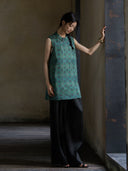Elegant emerald Gambiered Silk jacquard sleeveless top crafted from 100% mulberry silk.
