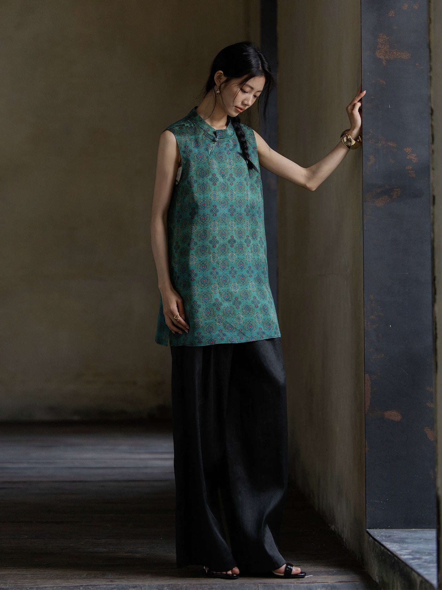 Elegant emerald Gambiered Silk jacquard sleeveless top crafted from 100% mulberry silk.