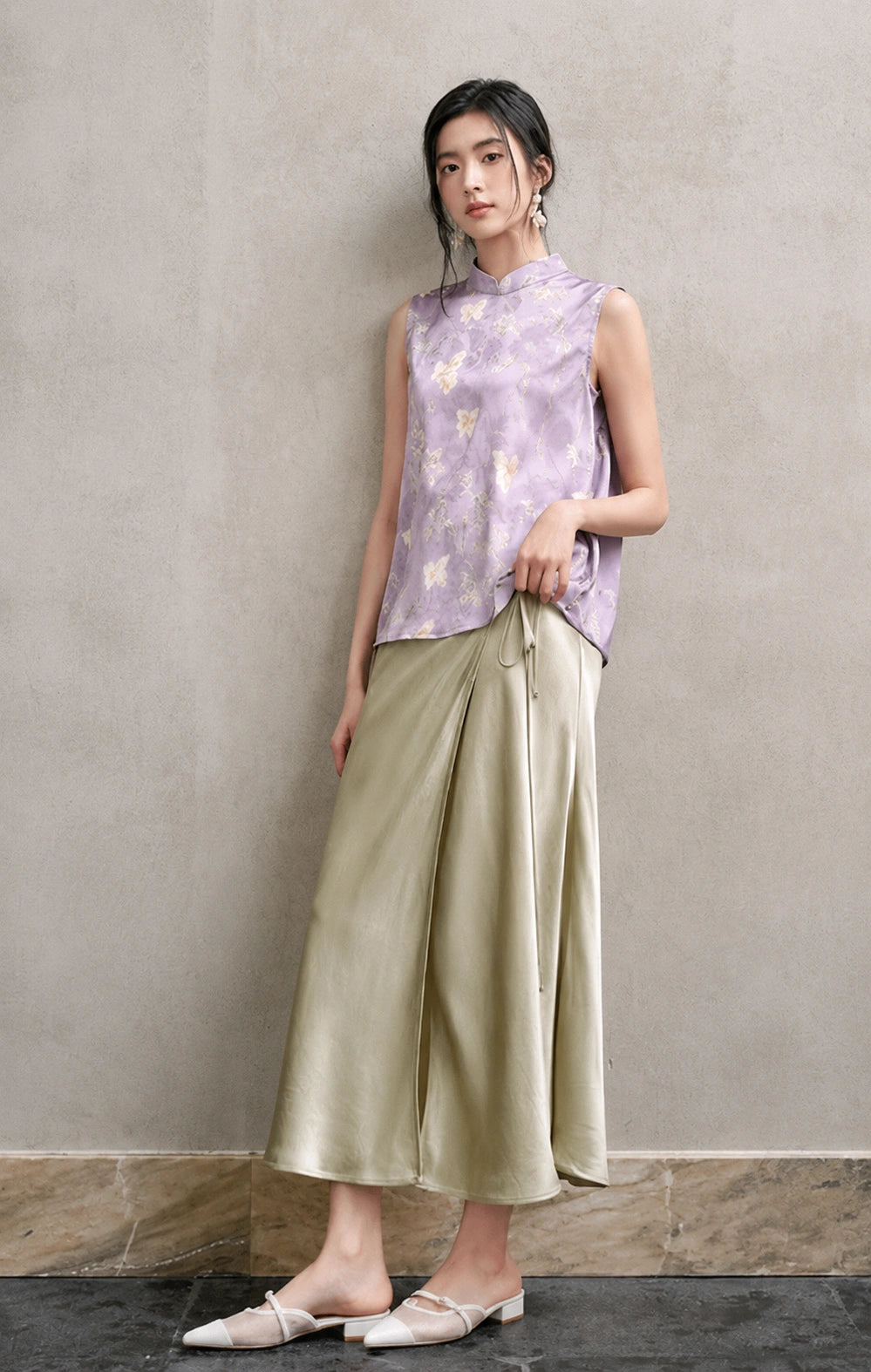 Lavender botanical-print Mandarin-collar vest styled as an elegant summer outfit