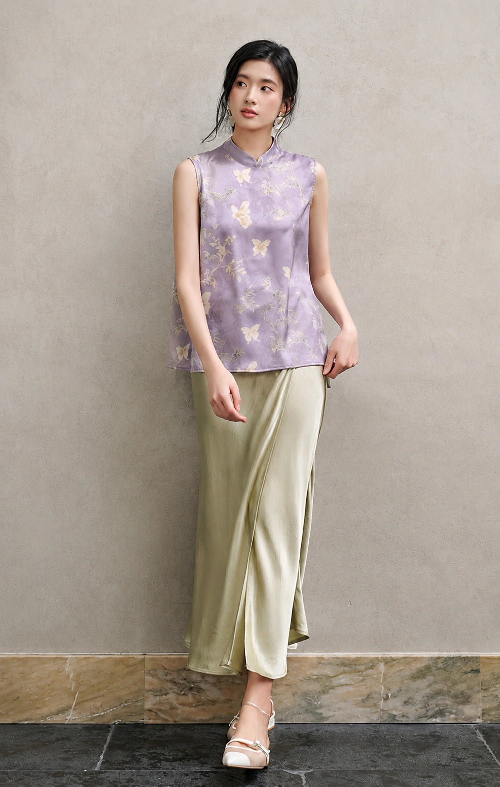 Front view of lavender sleeveless New Chinese vest with Mandarin collar