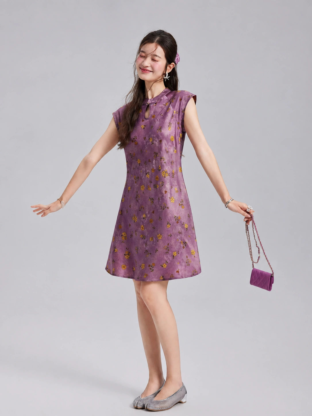 Model wearing an antique-orchid Xiangyunsha silk dress with scattered golden flowers.
