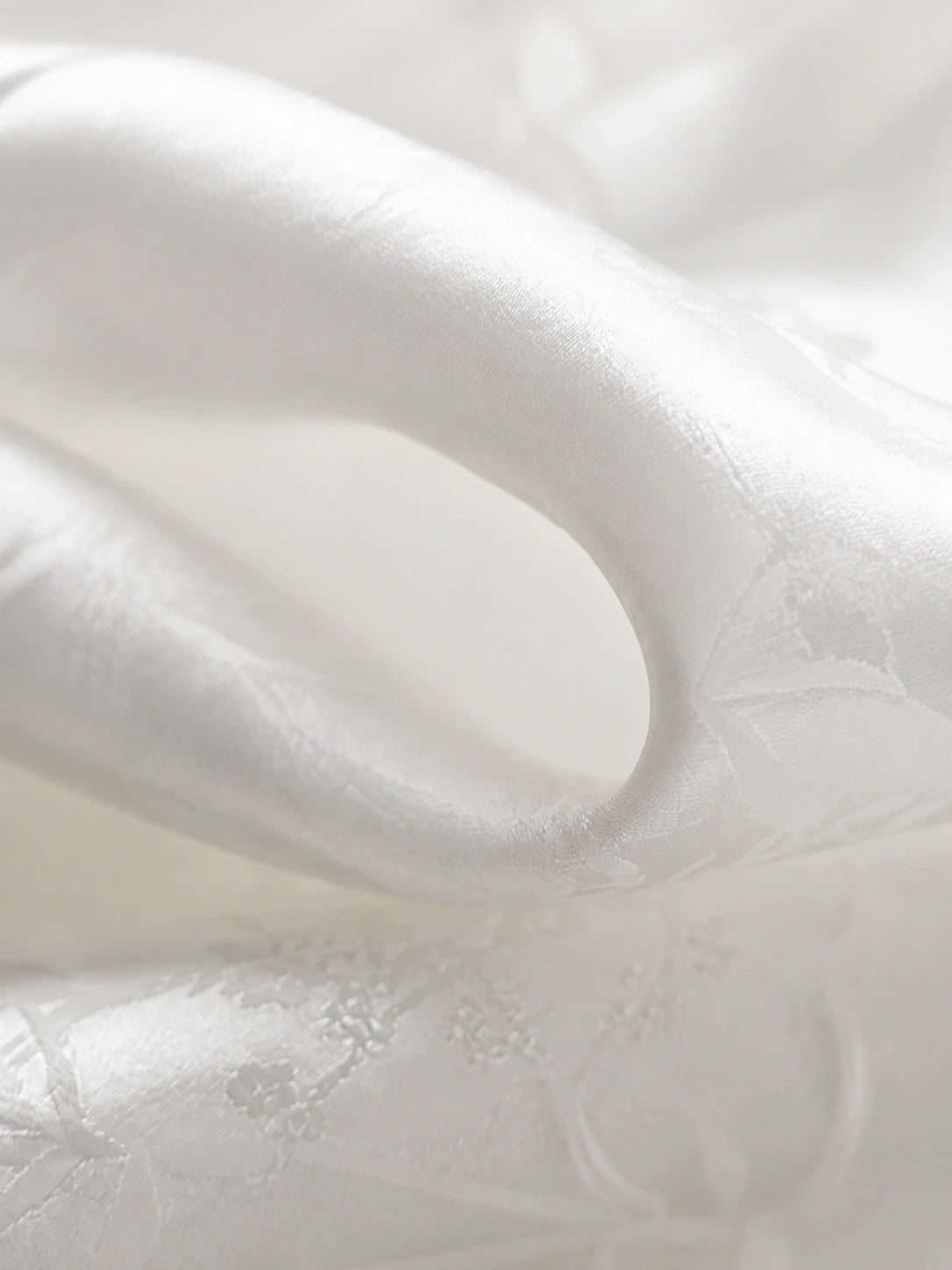 gambiered-silk-pearl-white-jacquard-fabric-detail