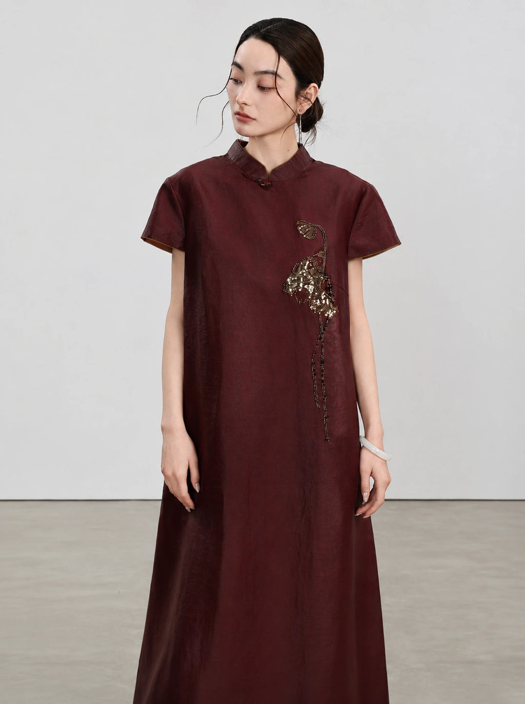 Close front view of the Xiangyunsha texture, stand collar and floral embellishment
