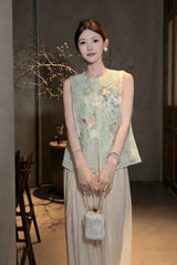 Model wearing a green sleeveless Cheongsam-style vest with floral embroidery and a Peter Pan collar, styled with white wide-leg trousers and a pearl bag.